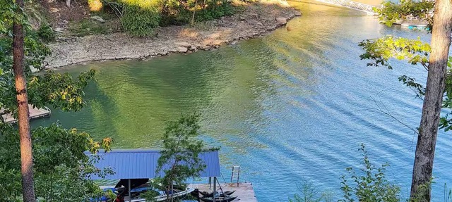 Beautiful tiny home on gorgeous Smith Lake.