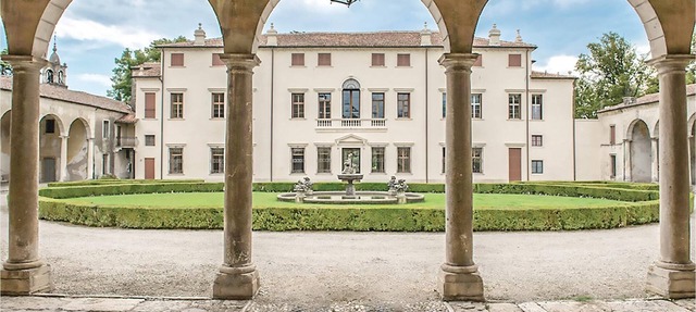 Beautiful vacation apartment in the courtyard of an old Venetian villa from the mid-17th century.