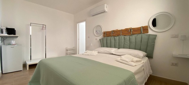 Bed and Breakfast 'Isid'Oro Rooms - Camera 3' with Wi-Fi and Air Conditioning