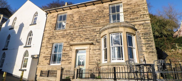 BELGRANO, pet friendly, character holiday cottage in Matlock Bath
