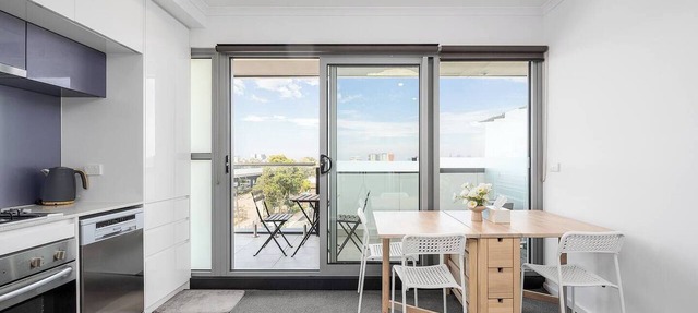 Bellview Bright | Balcony | City view | 50m Train