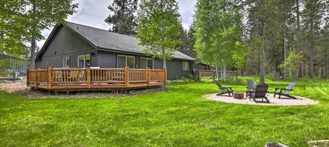 Bend Modern Cabin w/Private Hot Tub . Fenced Yard, Game Room, Pet-Friendly