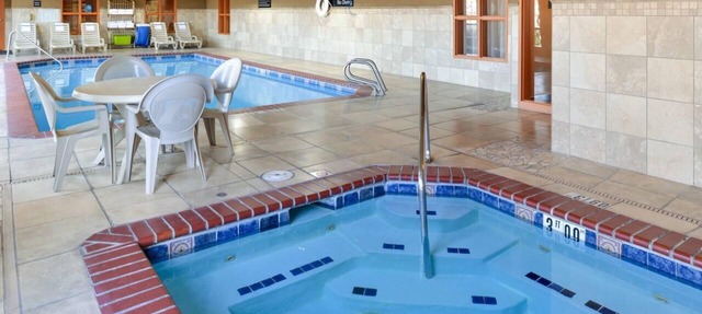Better Choice for your Vacation! 3 Units, Pool, Pets Allowed, Free Parking!