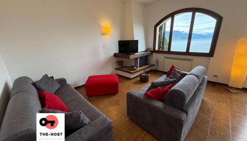 Between greenery and the lake, a villa in Stresa