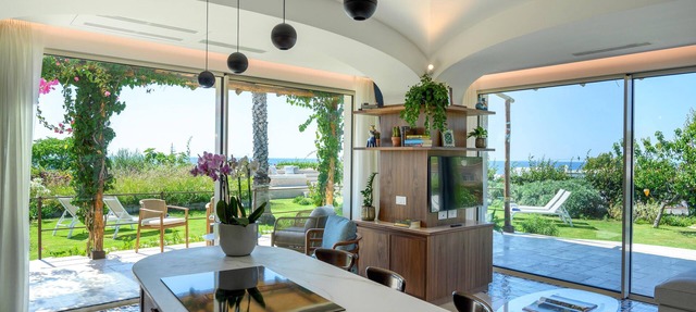 Big three bedrooms Villa on the ocean with exclusive garden and infinity pool