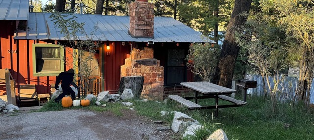 Bigfoot's Bunkhouse! Cozy Cabin, Cool Breeze Dogs Welcome! 45 min to white sands