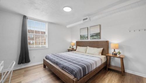 Bloomfield Pittsburgh C Stylish and Cozy Private Bedroom, Shared Bathroom, with Free Parking