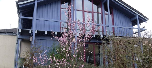 Blue house - Une maison bleue - 2-bed vacation apartment shower/WC, up to 4 pers.