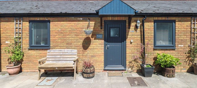 BLUEBELL COTTAGE, family friendly, with a garden in Cardiff