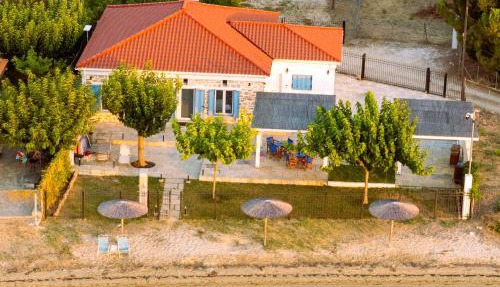 Bluevera sandy beachfront villa-Aidipsos bay