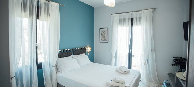 BlueWaves Studios and Villas