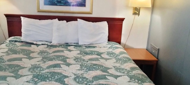 Blueway Inn & Suites El Dorado-Deluxe 1 King Bed Non-Smoking