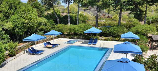 BlueWhite Studio - Getaway by the Pool