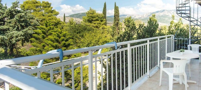 BlueWhite Studio - Mountain Scene by the Pool
