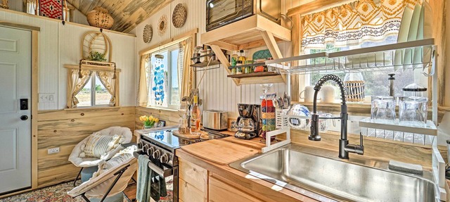 'Boho Bliss' Cortez Tiny Home: Fireplace, Fire Pit