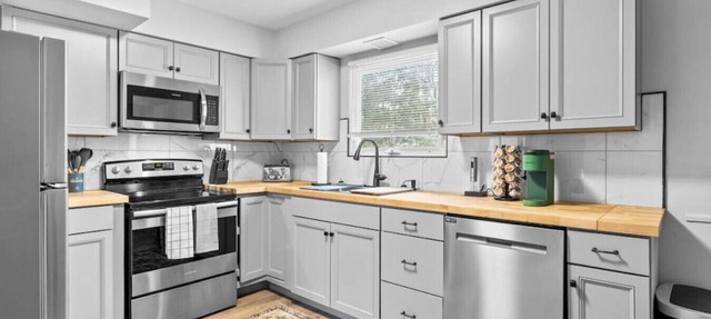 Boho Chic Work Escape - 2-Bedroom, Close to Burlington/Airport