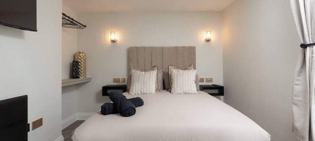 Bold St | Celebration Ready | Desk & Smart TV