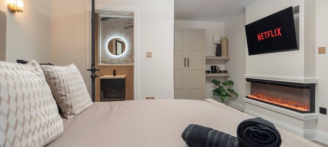Bold St | King Room | Fireplace | Private Ensuite