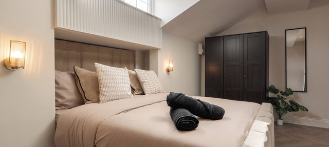 Bold St | Skylight Charm with Fireplace | King Bed