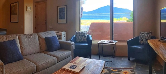 BOOK Now! Mountain Views, Spacious, Private, Close to Hiking, Dining & Shopping!