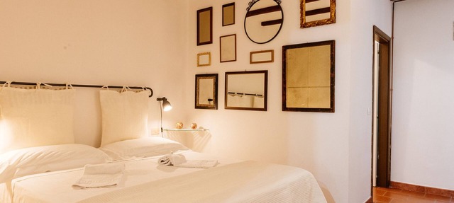 Borgo 2px apartment: bedroom, kitchen and bathroom.