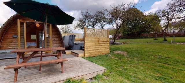 Bramley - Delightful en-suite wigwam with hot tub