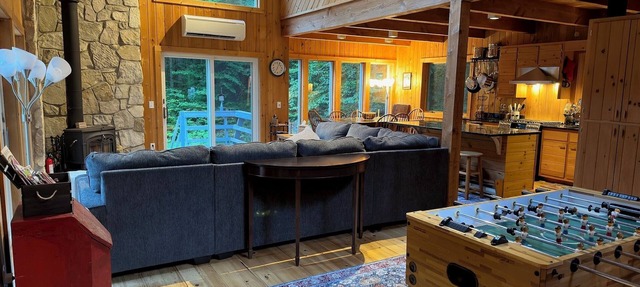 Breathtaking Post & Beam minutes from Jiminy Peak, Williamstown, Lenox & hiking