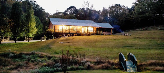Bridgeview Bend - Charming 3-bedroom house with spacious yard and seasonal creek