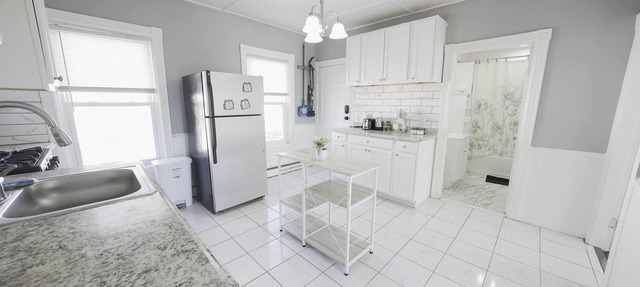 Bright 2 BR Apt Great For Working Professionals