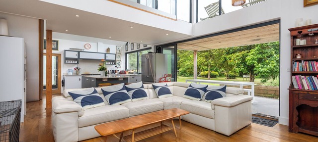 Bright 4 bed 4 bath Villa in historic Canterbury surrounded by Magnolia trees