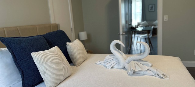 Bright & Airy 1 BDRM Private Apartment