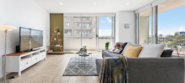 Bright & Airy 2BR Steps to Station & Westfield