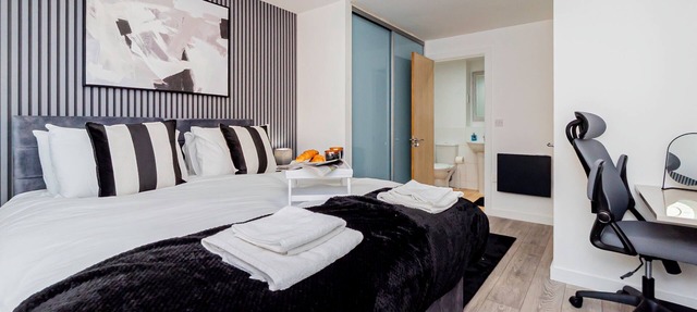 Bright and modern 2-bedroom, 2-bath apartment with lift access. Recently refurbished for comfort and style, perfect for groups or families. Enjoy special monthly discounts for extended stays!