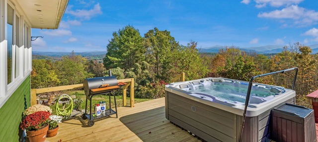 Bright hilltop retreat with stunning mountain views, wrap-around windows, and cozy seating to take it all in. Nestled on a private, scenic property minutes from charming Cambridge village—perfect for a peaceful getaway year-round.