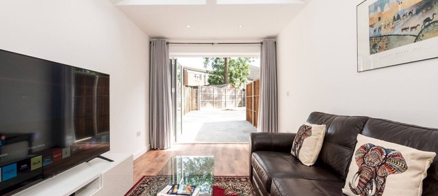 Bright & Modern 3BR - 5 Mins to Tube, Free Parking | Pass The Keys