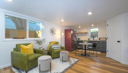 Bright & Modern Basement Apartment DT N'hood