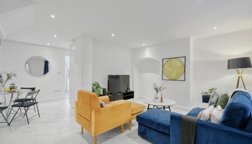 Bright Modern Edgware Home with Garden & Parking Sleeps 6