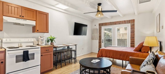 Bright Private Studio with Great Outdoor Space - Walk to UofA - No Cleaning Fee