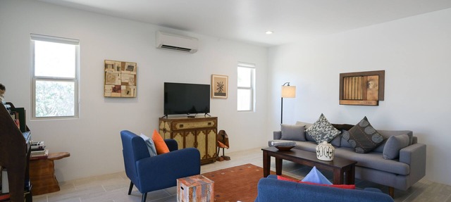 Bright renovated escape near downtown with free WiFi, AC, large backyard & patio