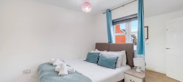 Bright & Spacious 3-Bed, 2-Bath Home in Graylands Close