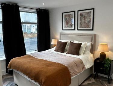Bright & Spacious 4-Bedroom Home Near London