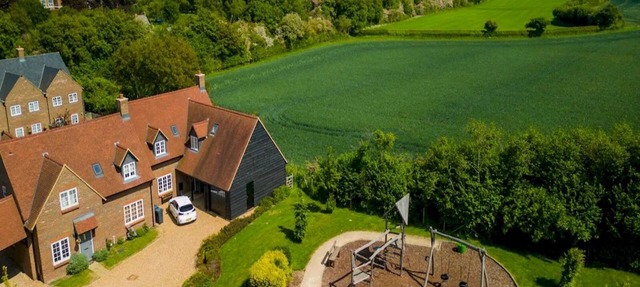 Bright & Spacious Chilterns Hideaway - Pass the Keys