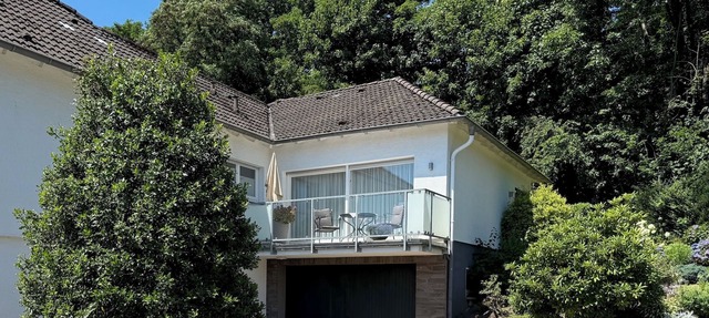 Bright, spacious vacation apartment on the edge of the forest; quiet; great view; close to the town center