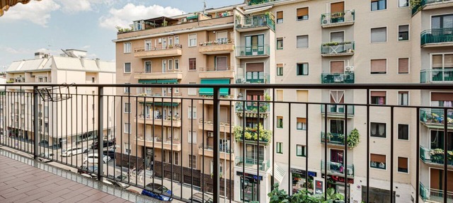 Bright studio apartment with balcony and garage included