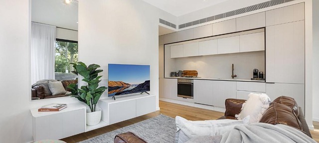 Bright Terrace Unit Next to Chapel St Dining