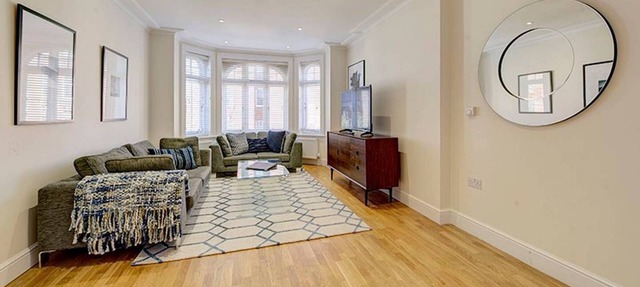 Bright Three Bedroom Apartment in Hammersmith