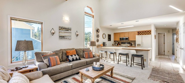 Bright Townhome - 1 Mile to Downtown Cloudcroft