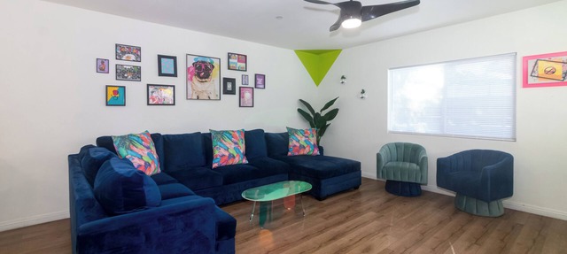 Bright Vibes Home- Sleeps 8- 1 block to University- Pacman, BBQ, Indoor Gym