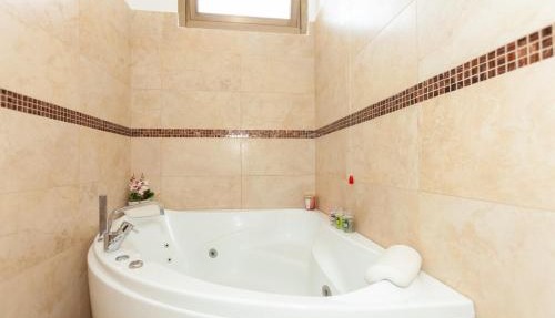 Bright Villa with Balcony and Jacuzzi, Milan Area