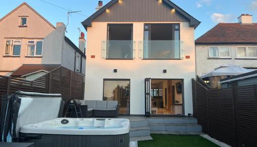 Broadway Beach Home with Hot tub